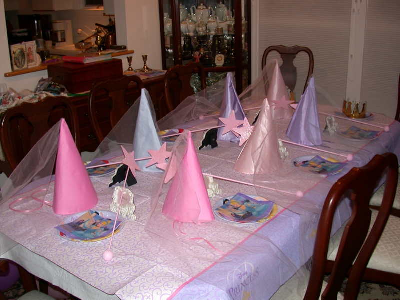 fourthbday03.jpg 
800 x 600 JPEG-compressed image 
(372,358 bytes)