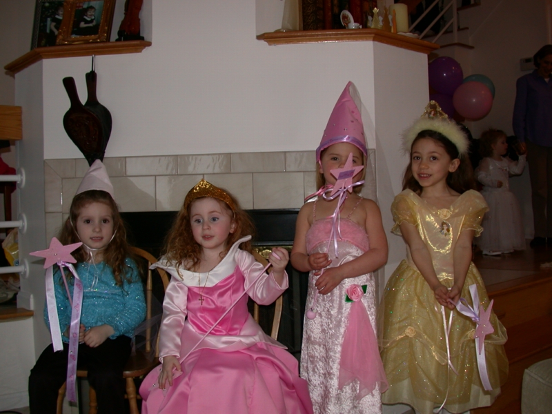 fourthbday05.jpg 
800 x 600 JPEG-compressed image 
(329,910 bytes)
