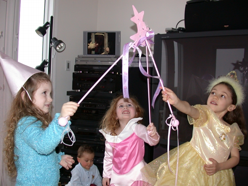 fourthbday07.jpg 
800 x 600 JPEG-compressed image 
(376,239 bytes)