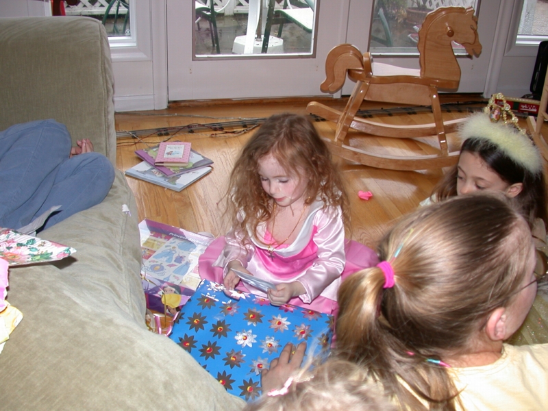 fourthbday10.jpg 
800 x 600 JPEG-compressed image 
(386,182 bytes)
