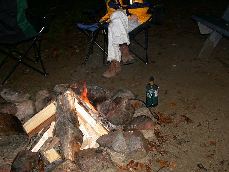 camping12.jpg 
800 x 600 compressed image 
(100,695 bytes)